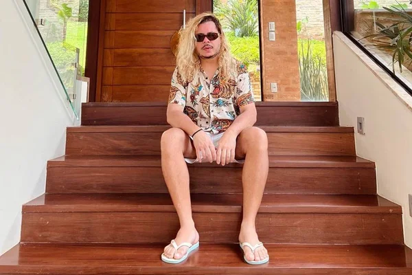 Marcus Majella sentado em escada