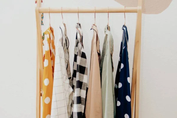 Pijamas estampados pendurados em uma arara de roupas - Metrópoles