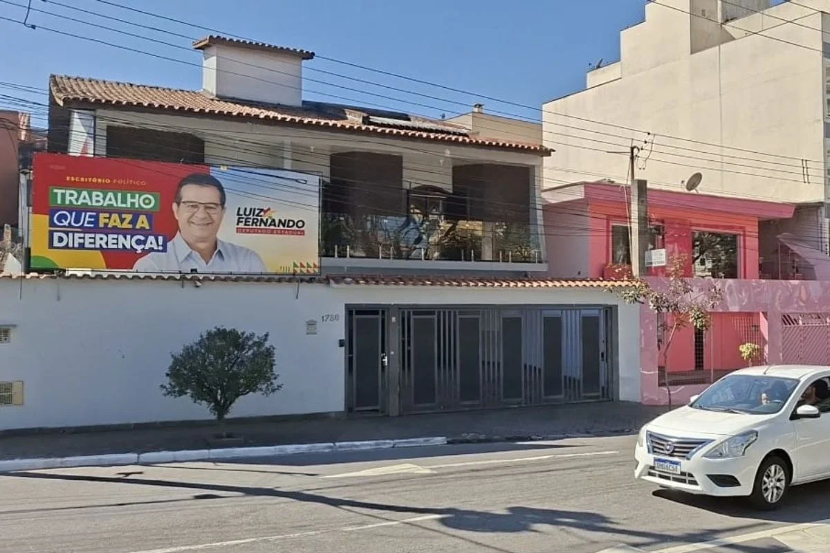 Escritório político de Luiz Fernando Teixerira, também em São Bernardo do Campo, a 3 km da outra casa alugada por seu gabinete Escritório político de Luiz Fernando Teixerira, também em São Bernardo do Campo, a 3 km da outra casa alugada por seu gabinete
