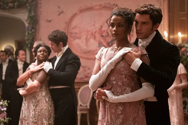 Kate Sharma (Simone Ashley) e Anthony Bridgerton (Jonathan Bailey) em Bridgerton