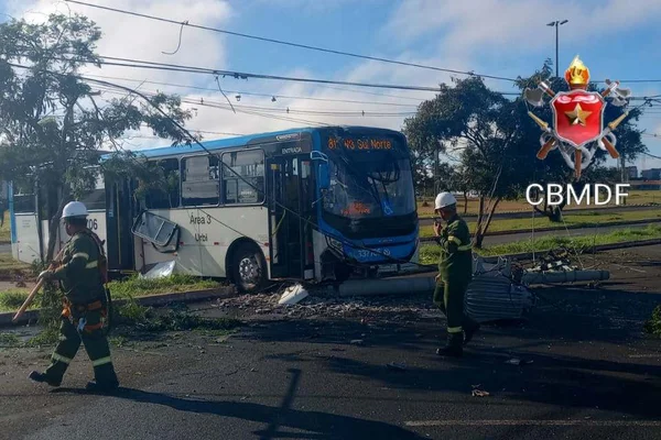 Motorista de ônibus bate em poste de energia após sofrer convulsão no DF
