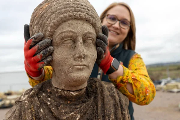 Busto completo de estátua romana feminina