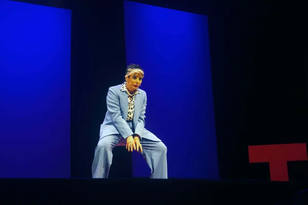 Heloisa Périssé estrela A Iluminada, começa no teatro