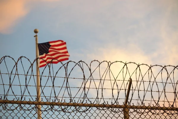 Imagem colorida mostra prisão de Guantánamo - Metrópoles
