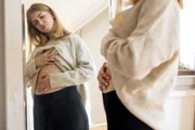 Em alguns casos, o inchaço abdominal pode ser diminuído com o consumo de chá 