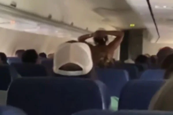 Imagem colorida de passageira nua em avião - Metrópoles