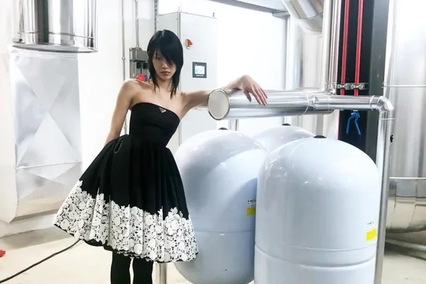 Modelo em foto da Prada