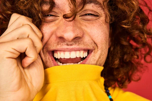 pessoa sorrindo - signos
