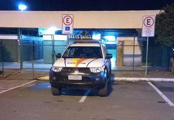 Viatura da PM é flagrada em vaga para deficientes, no Riacho Fundo