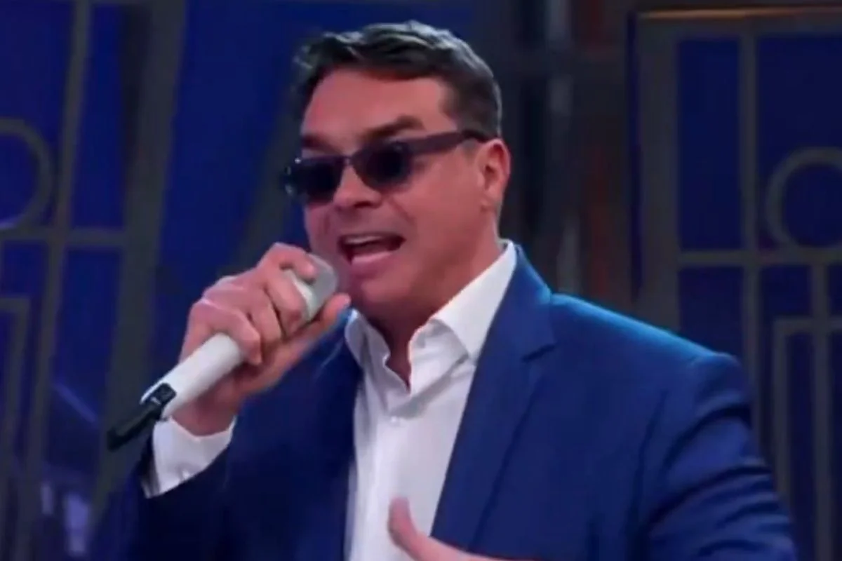 Já Flávio Bolsonaro aparece como o cantor Leo Santana durante uma participação em um programa de entrevistas Já Flávio Bolsonaro aparece como o cantor Leo Santana durante uma participação em um programa de entrevistas