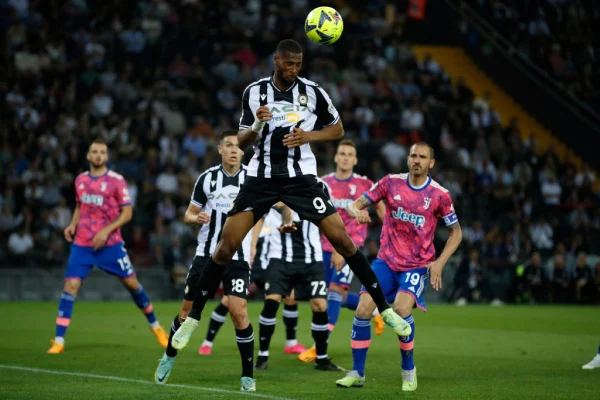 Imagem colorida de Beto, atacante português, cabeceando bola na área- Metrópoles