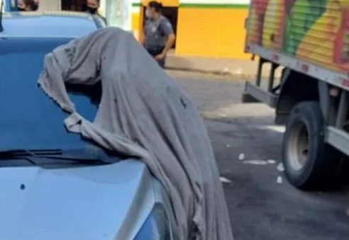 Homem morre em pé