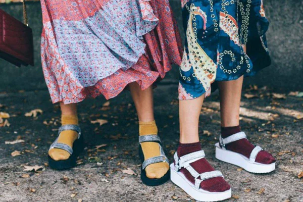Mulheres brancas com sapatos e meias