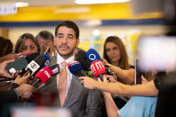 Jorge Messias, da AGU, com microfones da imprensa