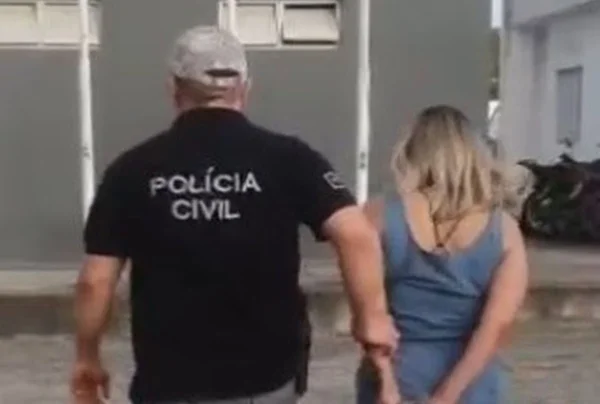 Imagem colorida de mulher sendo presa por policial civil - Metrópoles
