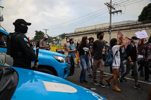 Proteste no dia seguinte da operação que deixou 25 mortos