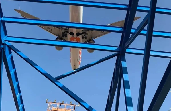 Imagem colorida de avião voando