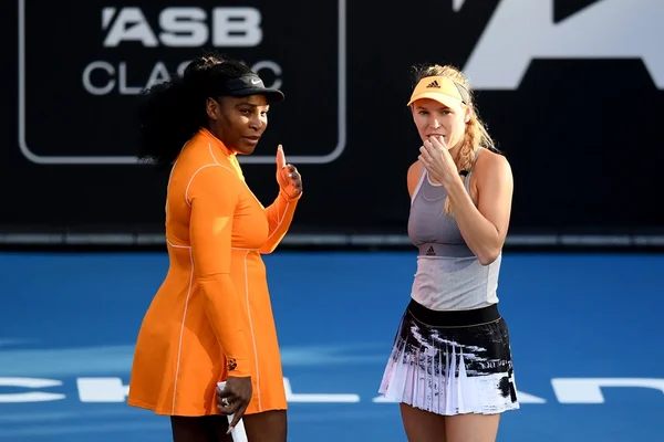 Jogando juntas, Serena e Wozniacki vencem nas duplas em Auckland