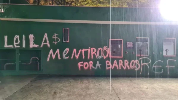 Imagem mostra muro com pichações - Metrópoles