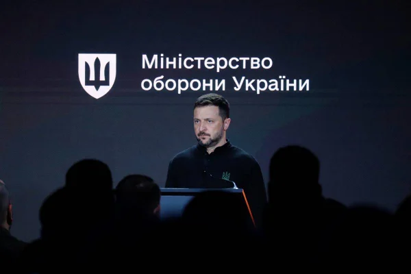 Imagem colorida mostra o presidente da Ucrânia, Volodymyr Zelensky, durante discurso - Metrópoles