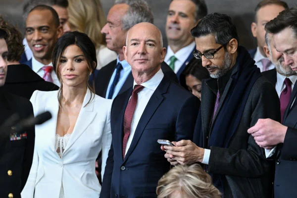 na imagem com cor, a repórter Lauren Sanchez e o fundador da Amazon, Jeff Bezos - metrópoles