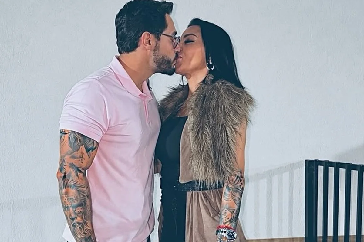 Jenny Miranda e Mateus Parpinelli dão beijão durante passeio Jenny Miranda e Mateus Parpinelli dão beijão durante passeio