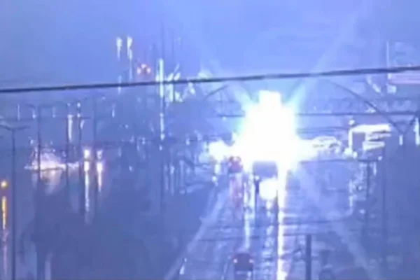 Veja o momento em que postes são derrubados em acidente na DF-001