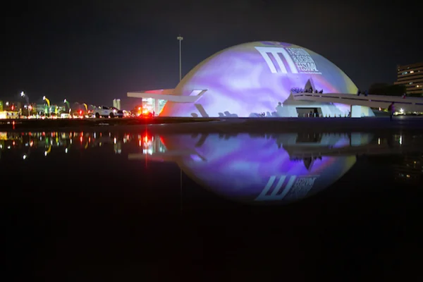 Cúpula do Museu Nacional da República com projeção do Metrópoles Fashion & Design Festival 2023 - Metrópoles