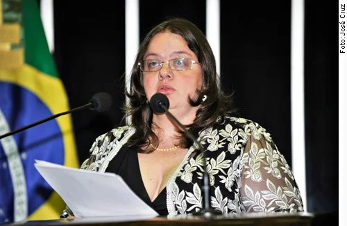 Imagem colorida da antropóloga Adriana Dias discursando no Senado Federal