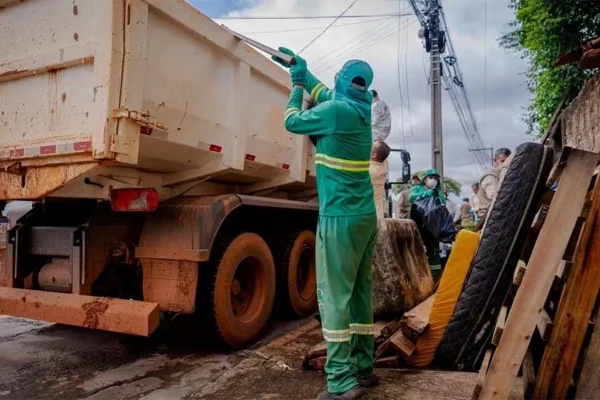imagem colorida idoso resgatado em meio a lixo anapolis