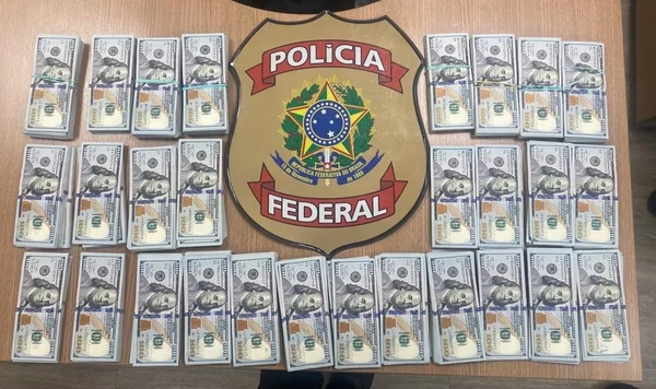 foto colorida de bloco de notas de dólar - Metrópoles