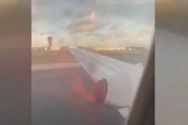 Foto de motor de avião pegando fogo em um voo na Austrália