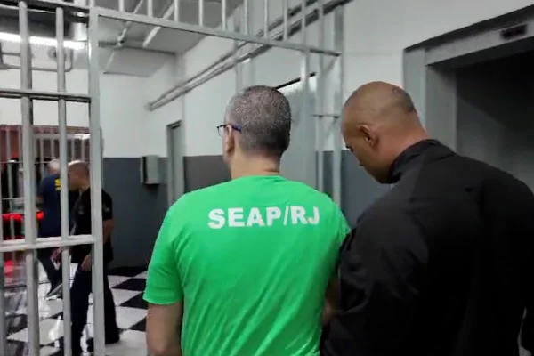 Foto colorida de líder do CV sendo transferido para presídio federal no Paraná - Metrópoles