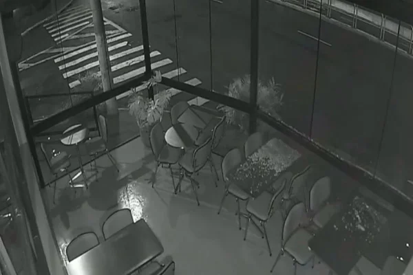 Um dos imóveis destruídos por ataque na zona sul