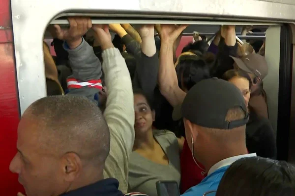 Vagão de trem da Linha 11-Coral lotado de pessoas - Metrópoles