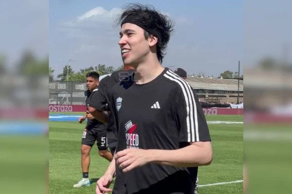 Imagem colorida de streamer em campo pelo Riestra - Metrópoles
