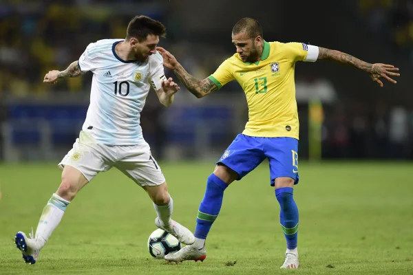 Agora no PSG, Messi mira recorde de títulos de Daniel Alves