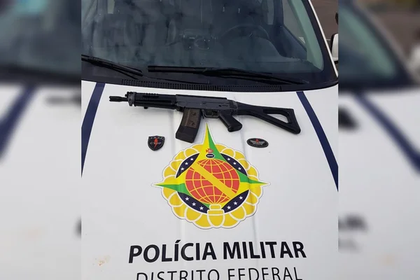 Fuzil em capô de viatura da PMDF
