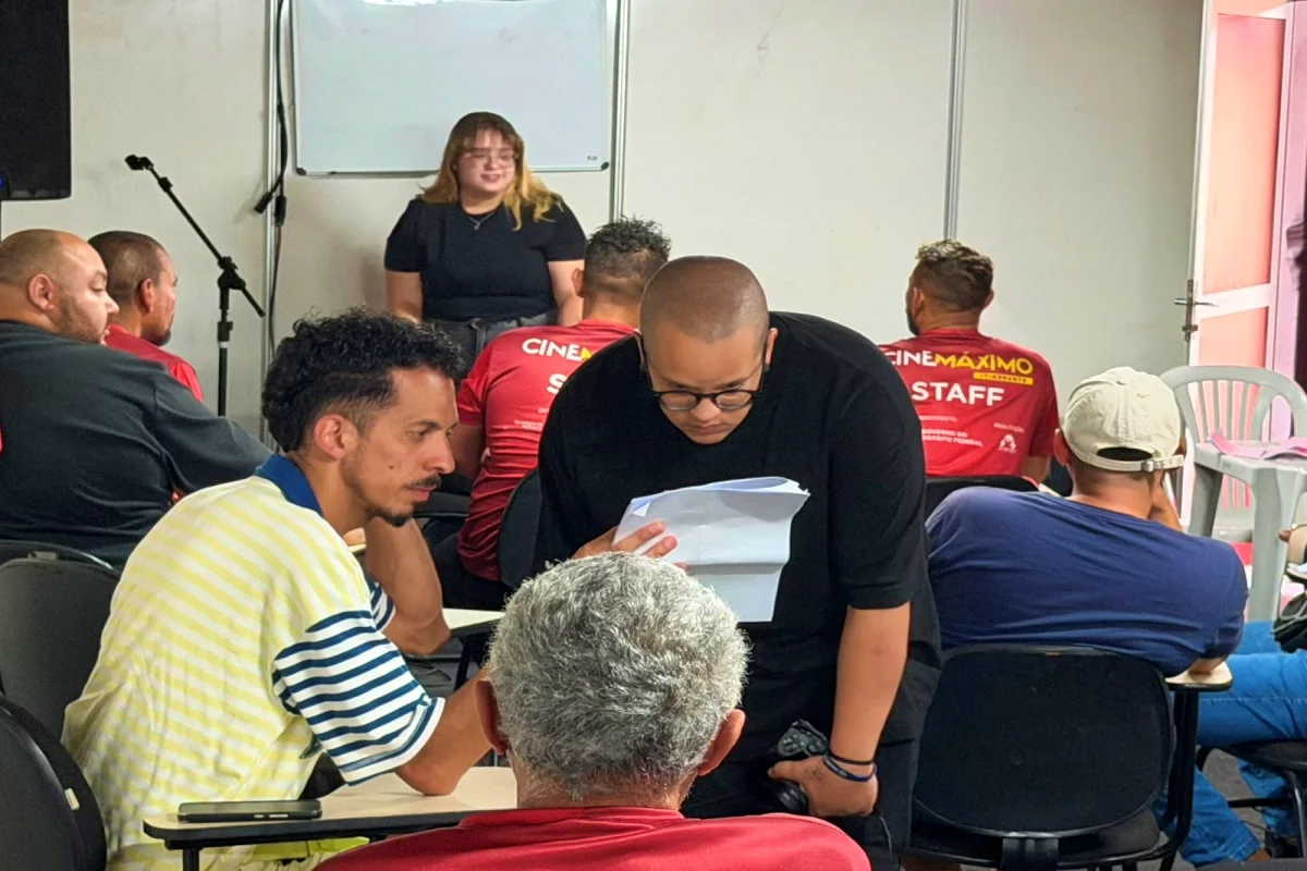 Alunos receberam apostilas Alunos receberam apostilas