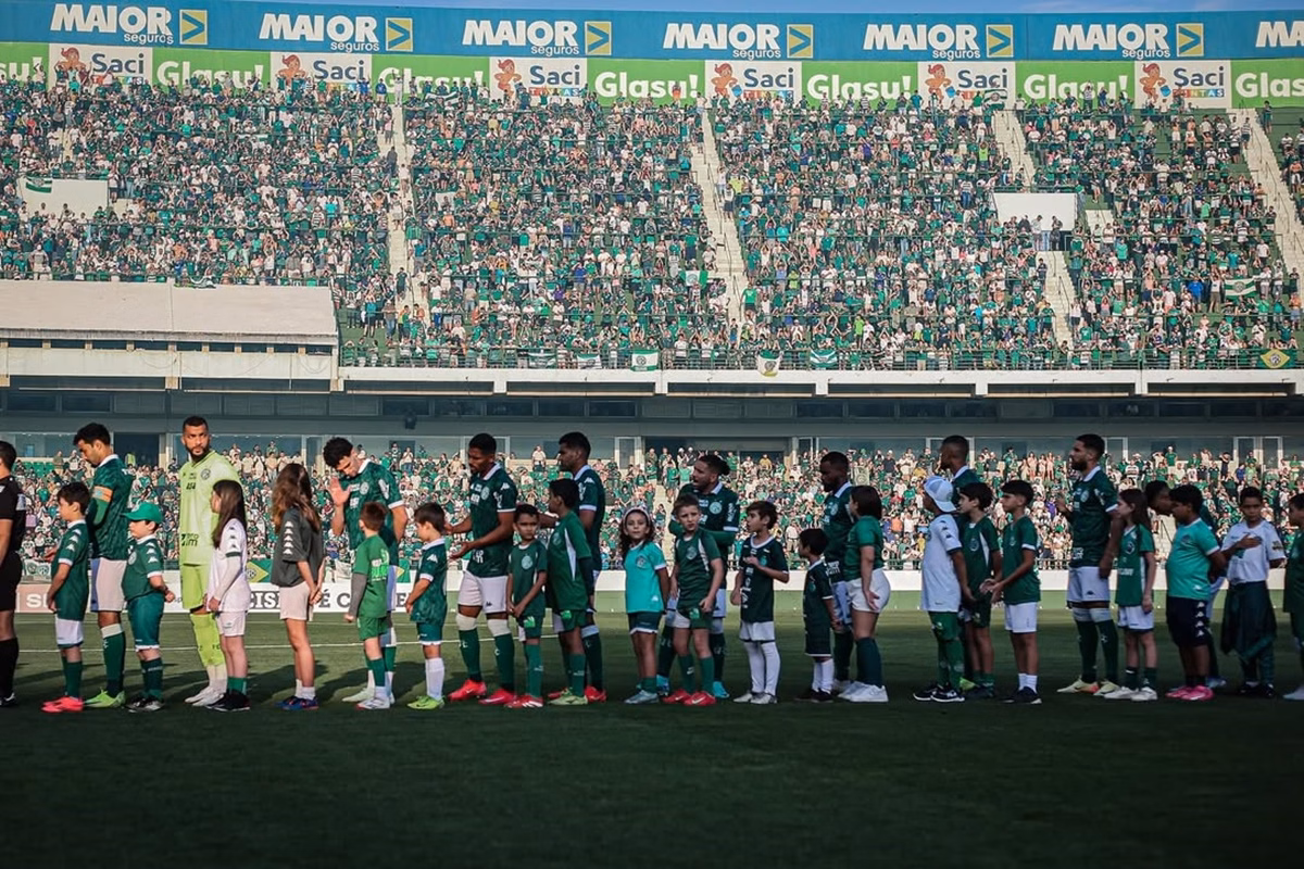 Entrada do Guarani no Brinco de Ouro em Campinas. Time foi derrotado pela Ponte Preta na Série C