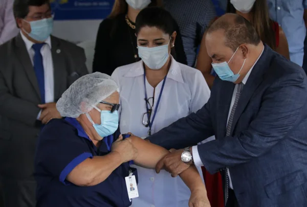 Ibaneis Rocha durante vacinação contra covid no DF