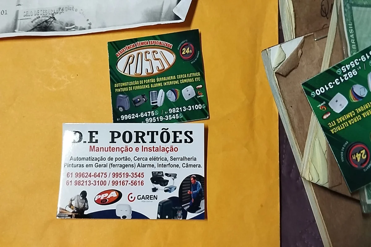 Os investigados colocavam adesivos e cartões de divulgação em portões residenciais. Os investigados colocavam adesivos e cartões de divulgação em portões residenciais.