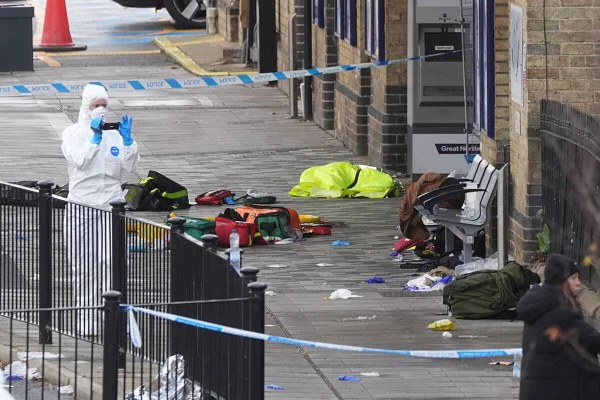 Imagem colorida de investigadores forense analisando local na Inglaterra