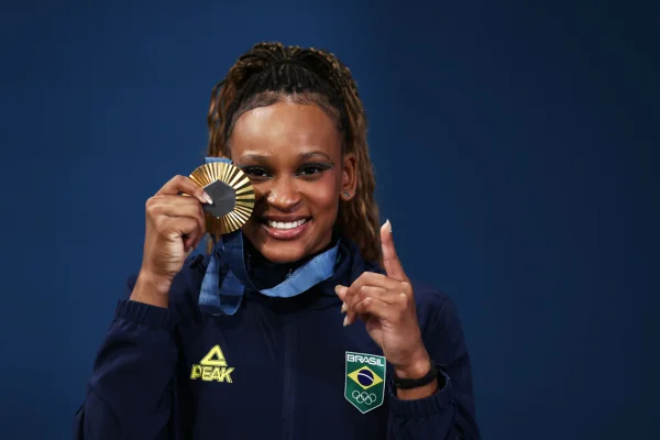 Imagem colorida de Rebeca Andrade com medalha - Metrópoles