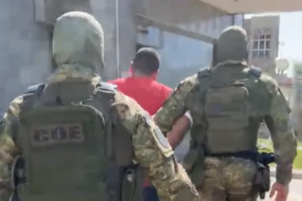 Imagem colorida de suspeito de integrar o PCC de tentar matar policial federal preso. Metrópoles