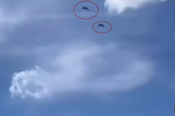 Imagem colorida de caças da FAB sobrevoando o céu de Aguas Claras - Metrópoles