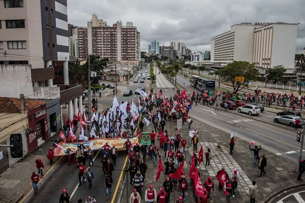 Carro fura bloqueio em protesto pró-Lula e atinge deficiente visual
