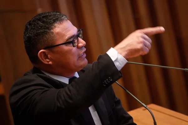 Homem aponta para o lado direito