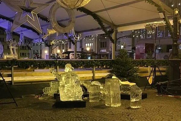 Criança morre após ser atingida por pedaço de escultura de gelo