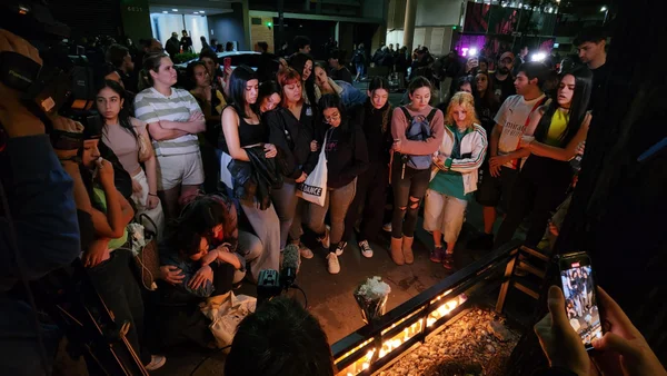 Imagem colorida de fãs em frente ao hotel onde Liam Payne Morreu - Metrópoles